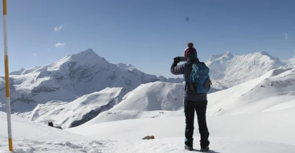 Fun from Honkong heading to Thorng la pass and she is enjoying with the annapurna mountains view in close distance.
