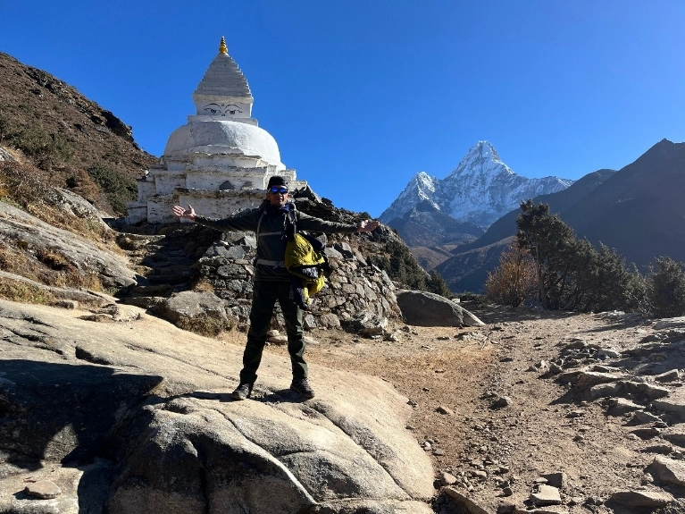 アマダブラム山の景色を探検しましょう。