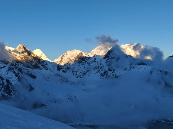 Everest Base Camp vs. Gokyo Lakes Trek: Which is Better in Autumn? 21 Sunrise over Everest ranges